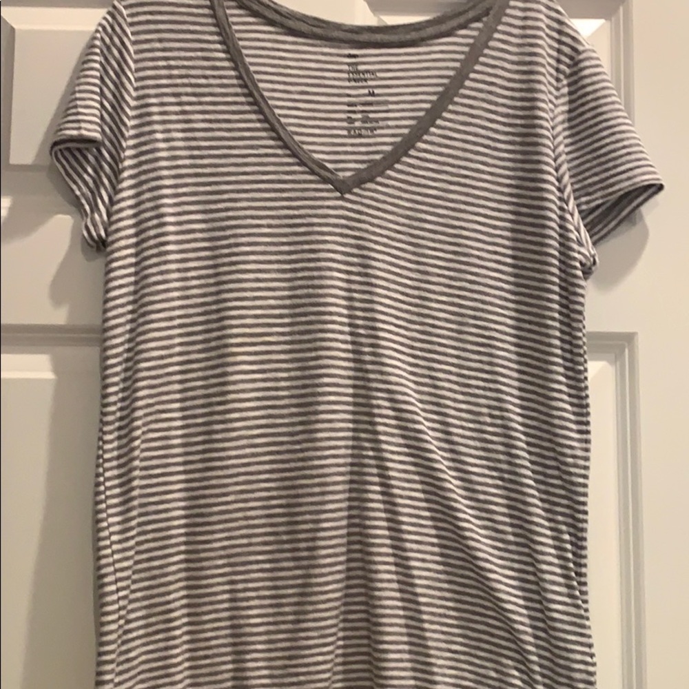 Gap v neck tee shirt